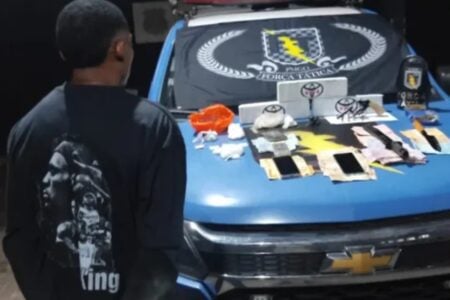 Homem atira na cabeça da namorada por ciúmes e é preso com drogas em Goiânia