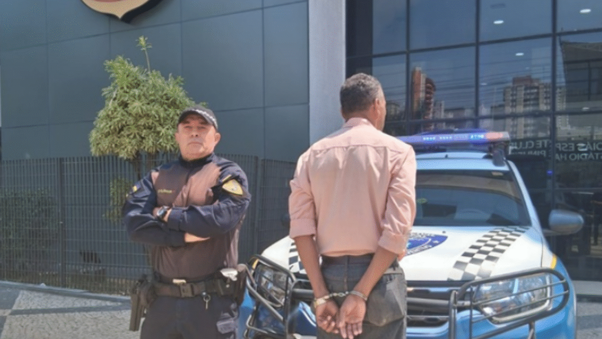 Imagem do homem de costas algemado