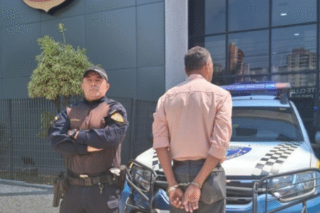 Imagem do homem de costas algemado