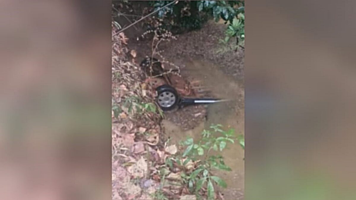 Imagem do carro submerso