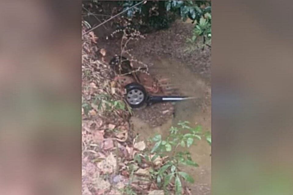 Imagem do carro submerso