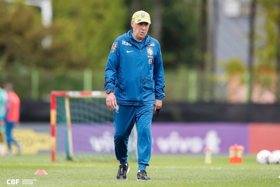 Carlo Ancelotti em treino da seleção brasileira