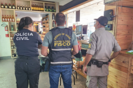 Imagem dos policias durante a operação