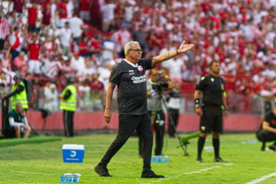 Hélio dos Anjos em partida pelo Náutico