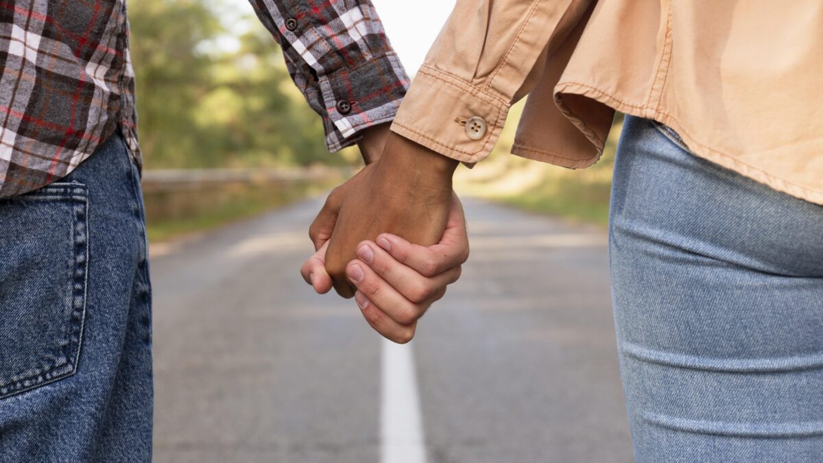 Casal de mãos dadas (Foto: Freepik)
