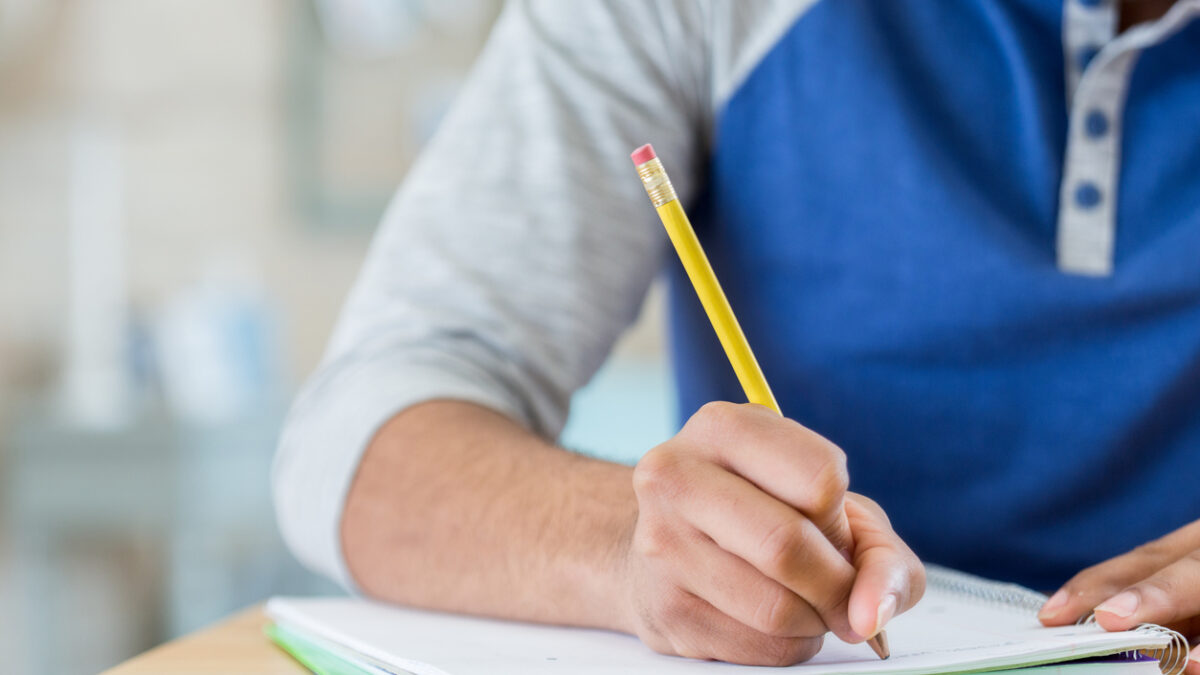 Questão de prova que compara discursos de Hitler, Mussolini e Trump causa polêmica em escola do Rio