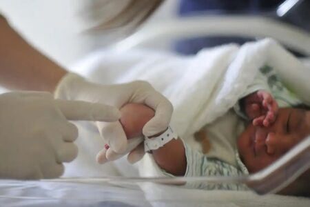 Imagem mostra recém-nascido durante processo de identificação