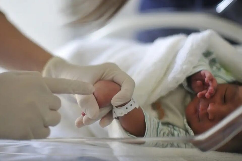 Imagem mostra recém-nascido durante processo de identificação