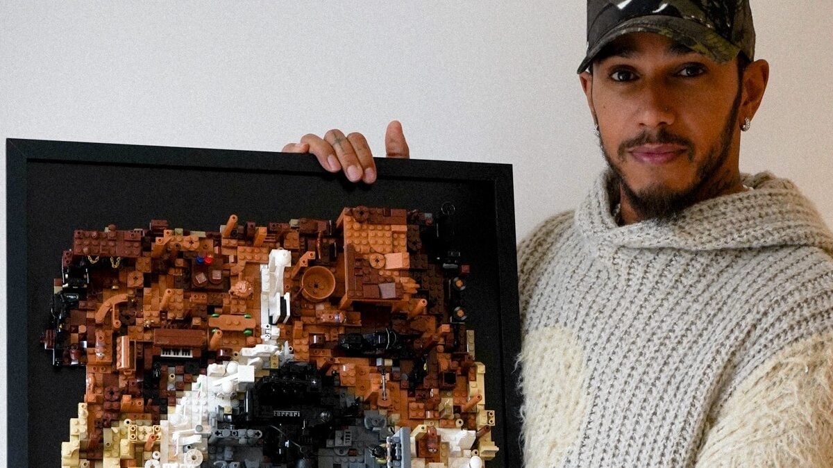 Lewis Hamilton e quadro de Lego