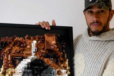 Lewis Hamilton e quadro de Lego