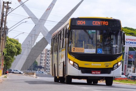 Imagem mostra veículo que compõe a frota do transporte coletivo em circulação por Goiânia