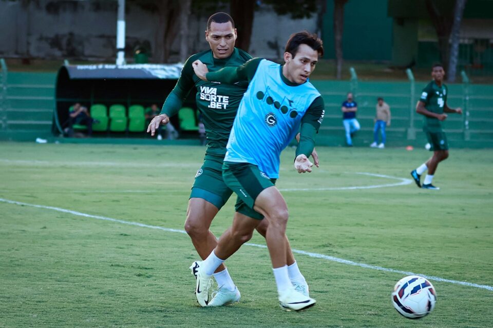 Brayann em treino pelo Goiás