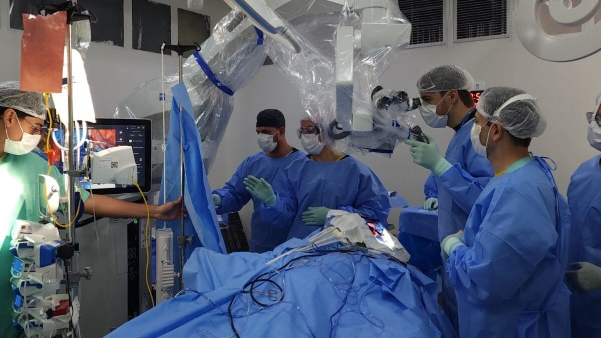 Hugo realiza primeira cirurgia para correção de aneurisma cerebral