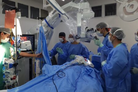 Hugo realiza primeira cirurgia para correção de aneurisma cerebral