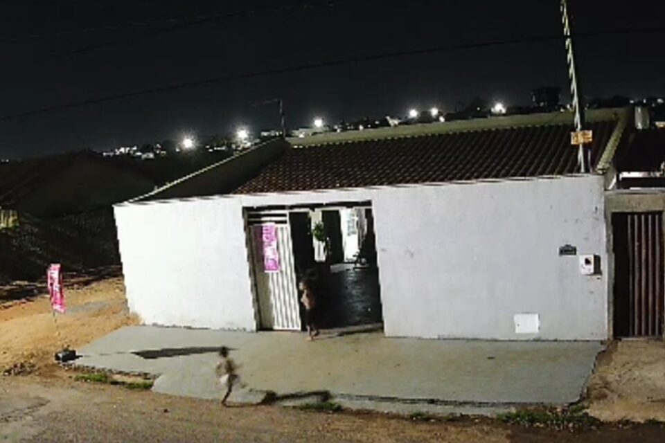 'Meu pai botou fogo na casa': vídeo flagra desespero de criança em Trindade