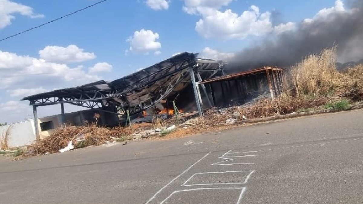 Incêndio destrói obra abandonada de creche no Setor Madre Germana II, em Goiânia