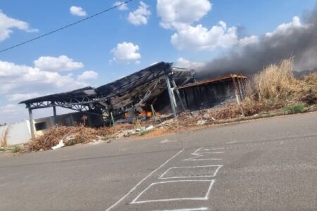 Incêndio destrói obra abandonada de creche no Setor Madre Germana II, em Goiânia