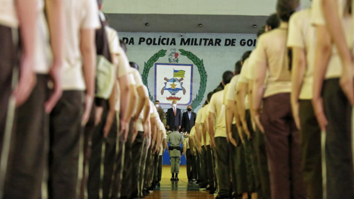 Imagem de alunos do colégio militar em forma