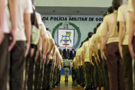 Imagem de alunos do colégio militar em forma