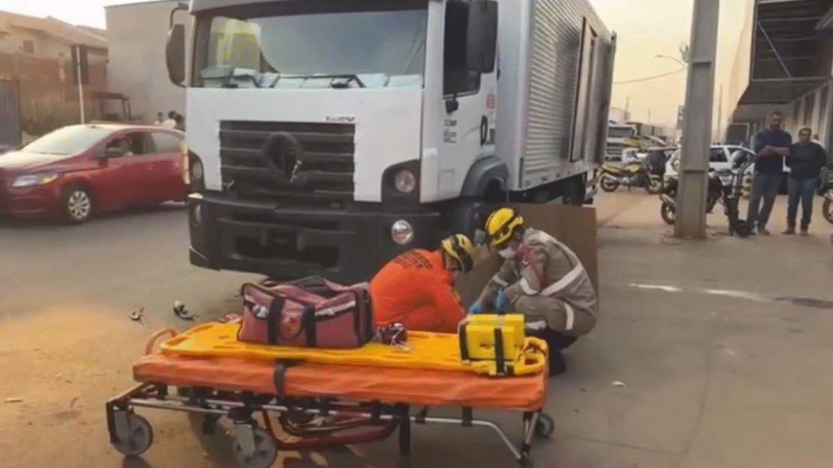 Motociclista morre após bater em caminhão estacionado em Nerópolis(Foto: Reprodução)