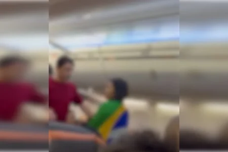 Mulher diz que não viaja com petistas e é retirada de avião após confusão