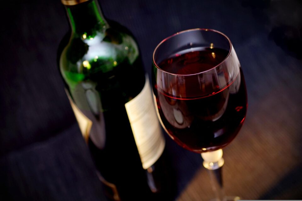 Intoxicação por metanol: especialista explica riscos em diferentes bebidas alcoólicas