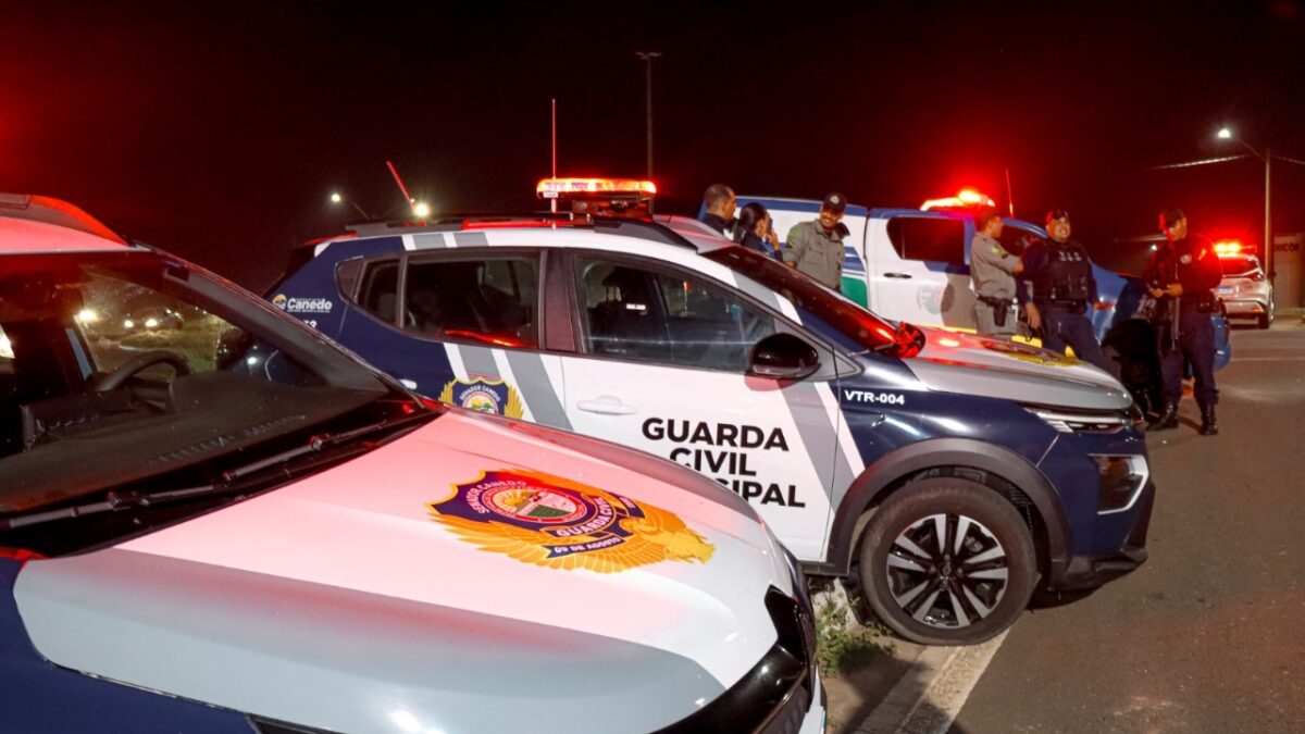 Imagem mostra viaturas da Guarda Civil Metropolitana. Veículos realizam o patrulhamento em Sanador Canedo