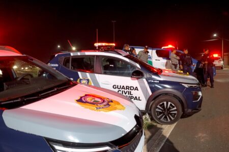 Imagem mostra viaturas da Guarda Civil Metropolitana. Veículos realizam o patrulhamento em Sanador Canedo