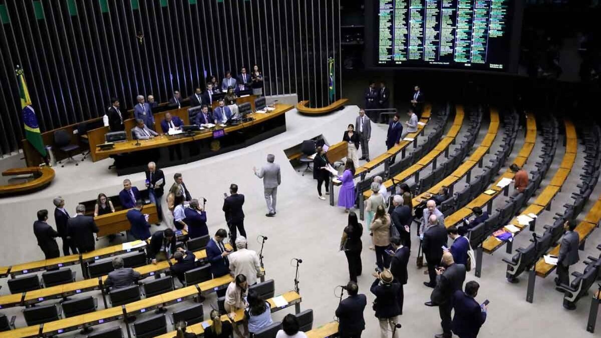 Comissão aprova aumento de 390% no Fundo Eleitoral para 2026