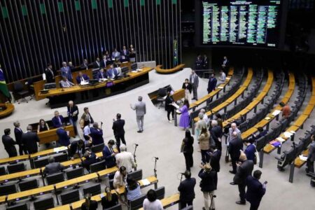 Comissão aprova aumento de 390% no Fundo Eleitoral para 2026