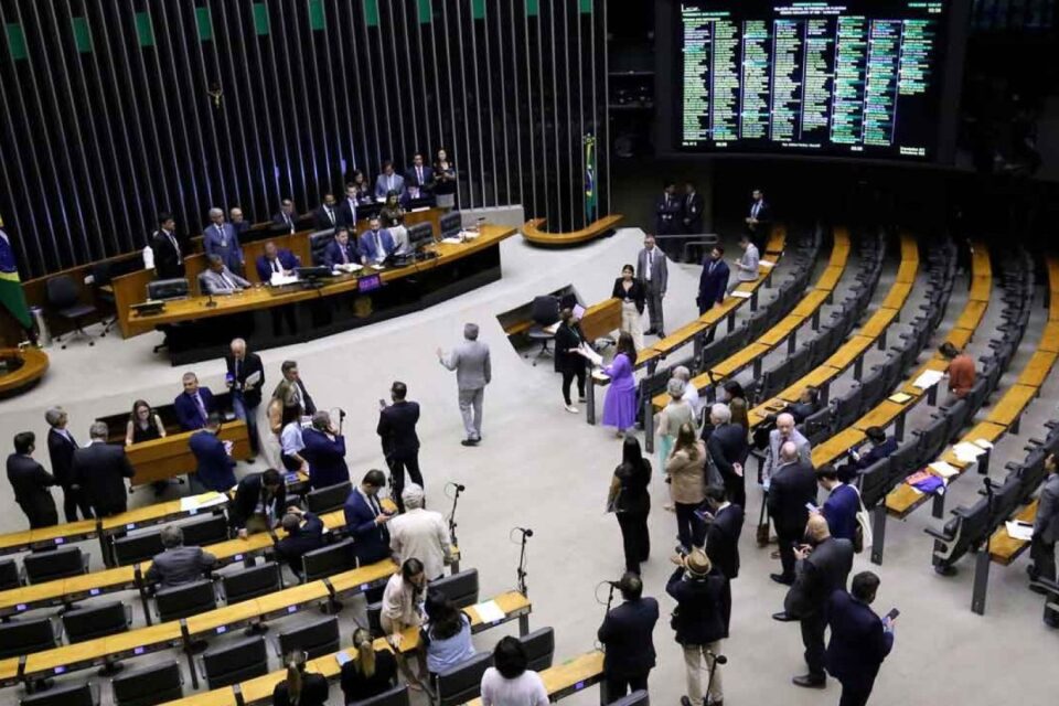 Comissão aprova aumento de 390% no Fundo Eleitoral para 2026