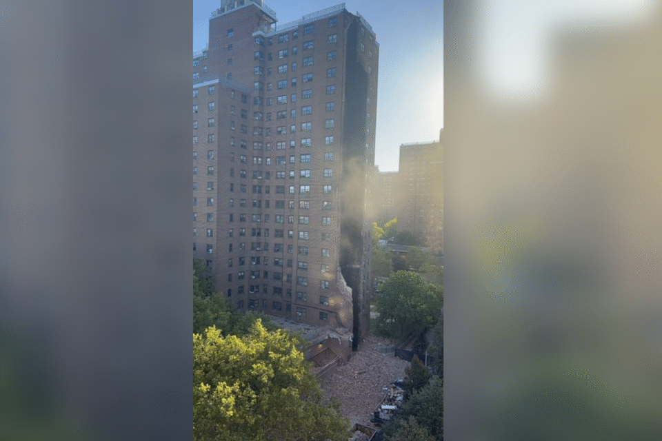 Explosão causada por vazamento de gás causa desabamento parcial de prédio em Nova York (Foto: Reprodução/X)