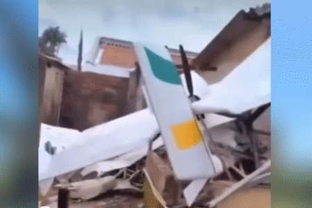 Avião cai no setor Santos Dumont, em Goiânia; vídeo