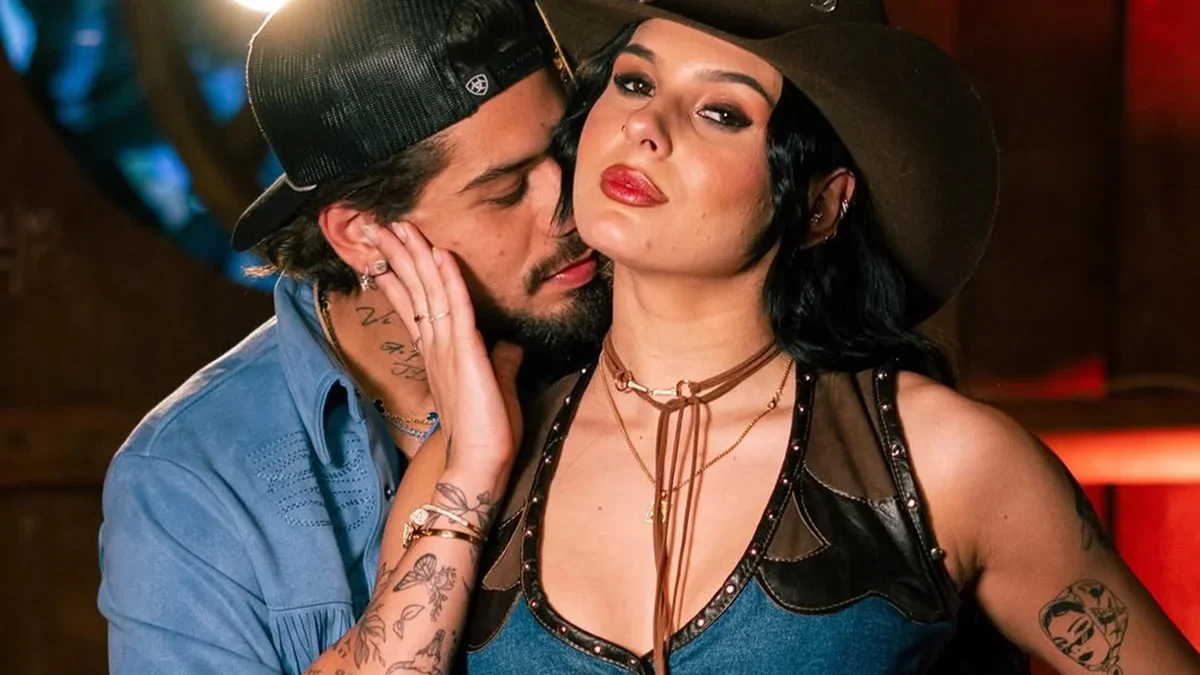 Ana Castela e Zé Felipe se beijam em programa de TV