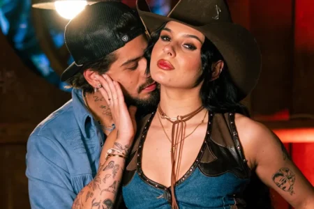 Ana Castela e Zé Felipe se beijam em programa de TV