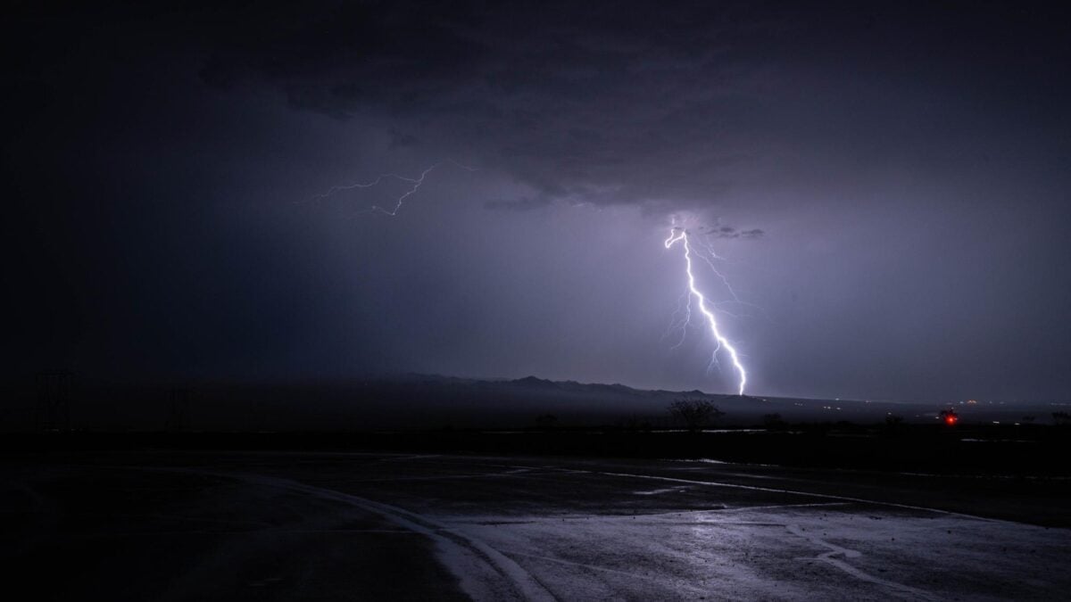 Imagem mostra a queda de um raio em meio a tempestade