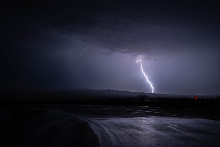 Imagem mostra a queda de um raio em meio a tempestade