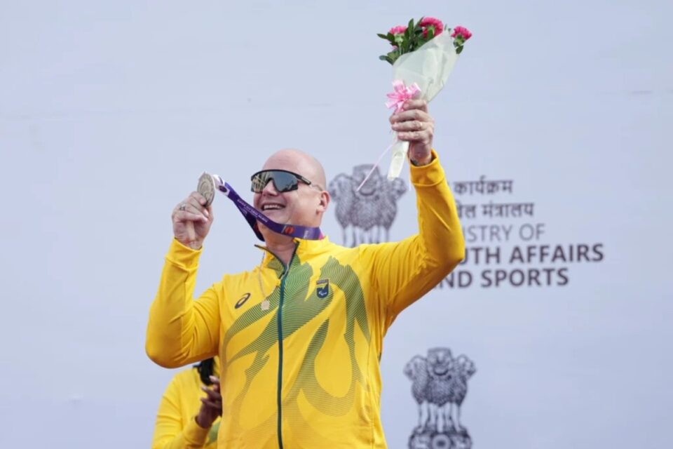 Alessandro Oliveira recebe medalha no Mundial de Atletismo