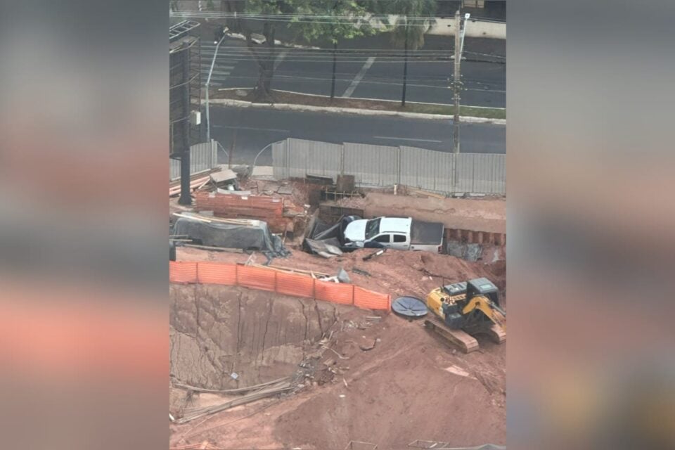 Imagem da caminhonete no local