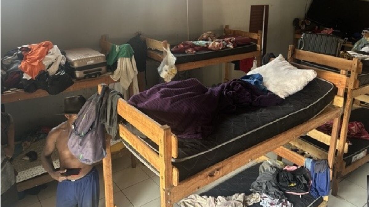 Imagem mostra como viviam os trabalhadores alojados em fazenda de Goiás