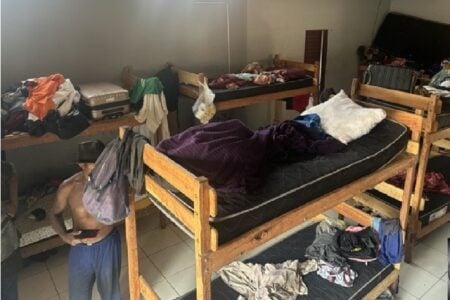 Imagem mostra como viviam os trabalhadores alojados em fazenda de Goiás