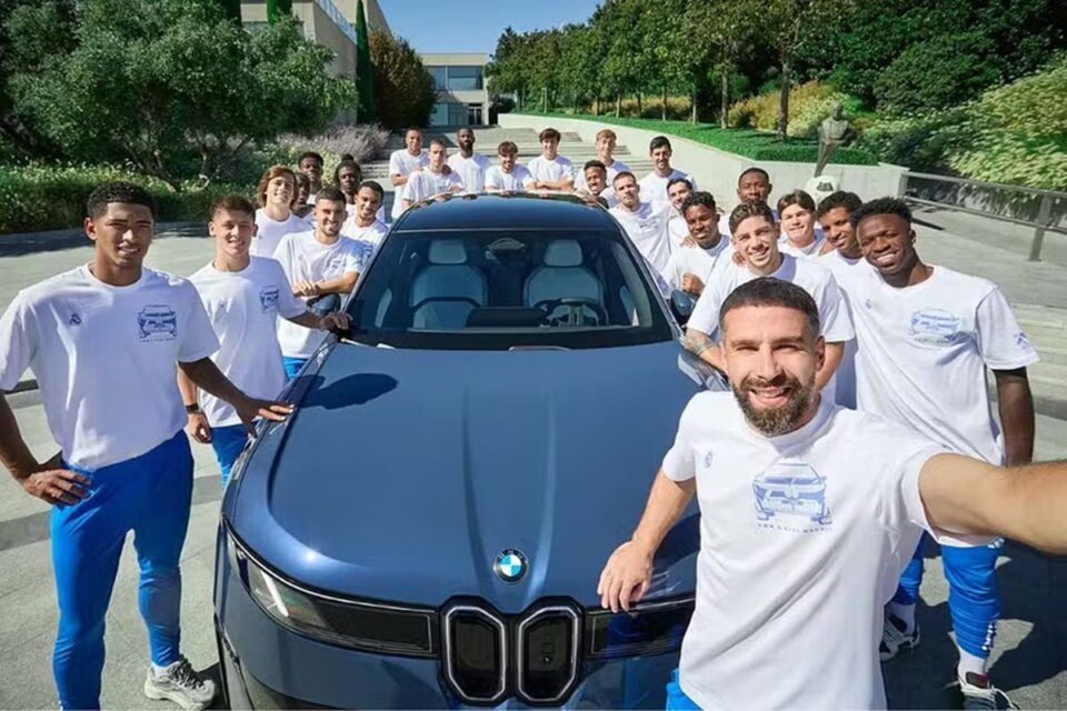 Jogadores do Real Madrid com novo carro da BMW