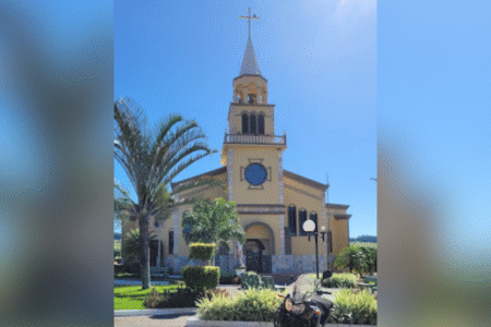 Policial Militar de folga impede que homem entre armado em igreja na cidade de Ouro Verde de Goiás (Foto: Reprodução)