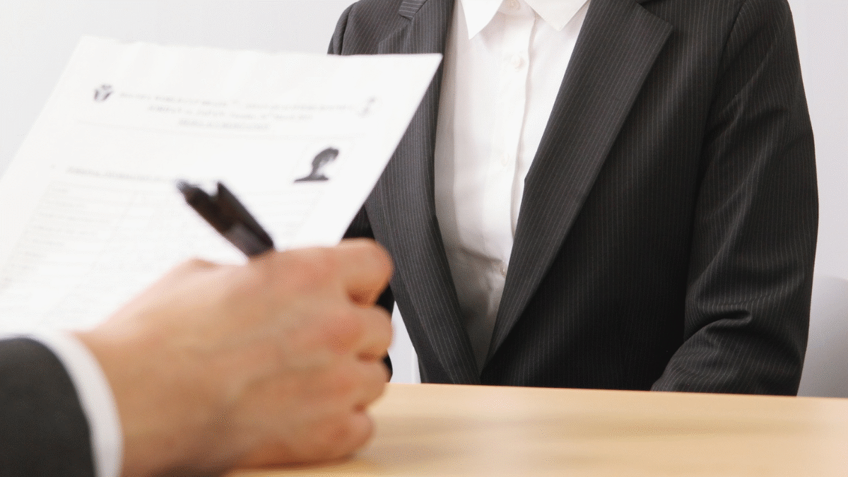 Imagem de uma pessoa em entrevista de emprego