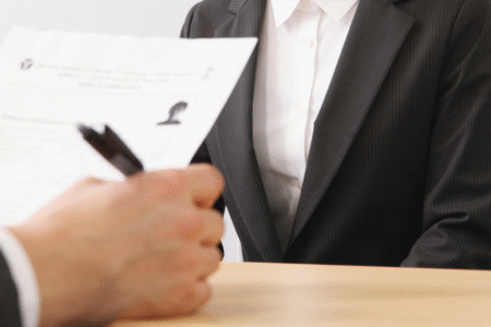 Imagem de uma pessoa em entrevista de emprego