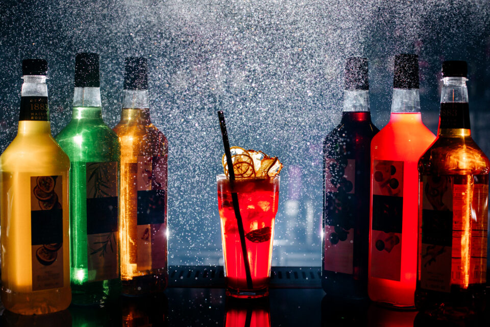 vista-frontal-diferentes-bebidas-coloridas-dentro-de-garrafas