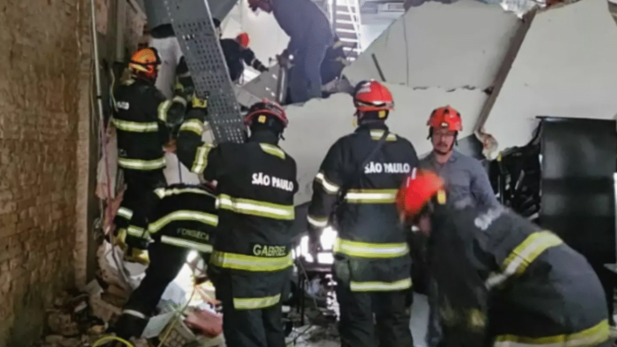 Imagem dos bombeiros resgatando pessoas