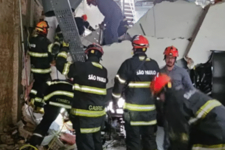 Imagem dos bombeiros resgatando pessoas