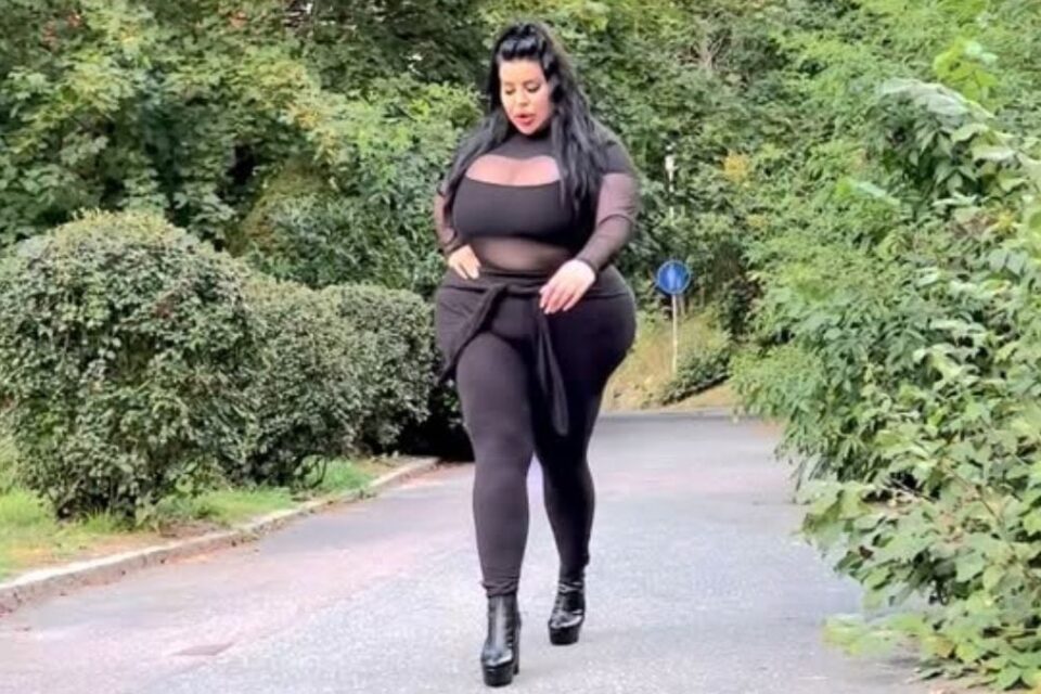 Modelo sueca que busca ter o ‘maior bumbum do mundo’ relata dificuldades no dia a dia após cinco cirurgias