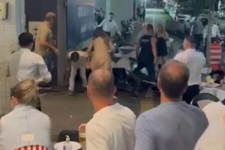 Mulher joga cadeira em criança e é agredida pelo pai, durante briga em bar de Goiânia